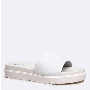 NWOT. White Platform Sandal